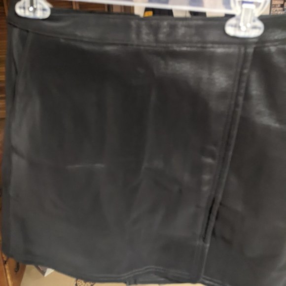 Express Suede black mini skirt (size 8) - Picture 2 of 4